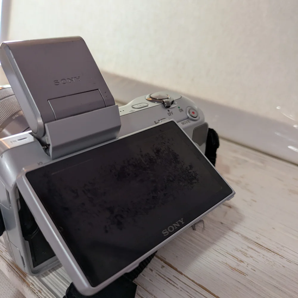 Sony NEX-3 Silver Camera with 16mm Lens